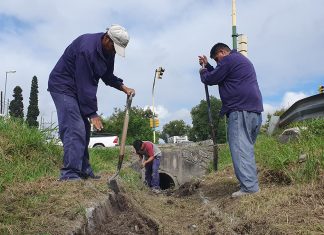 CONTINÚA LA LIMPIEZA DEL DESAGÜE PLUVIAL COLINDANTE A LA AVDA. TAVELLA