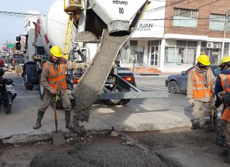 OPERARIOS MUNICIPALES COLOCAN NUEVO HORMIGÓN EN AV. JUJUY AL 400