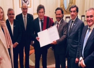 CON PONCHO AL HOMBRO Y EL PACTO DE GÜEMES EN MANO, SAEZ Y MILEI LOGRARON LA FOTO JUNTOS