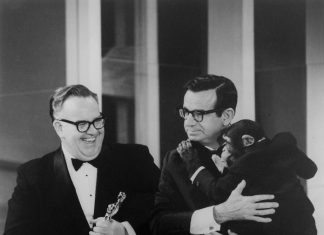 LA INCREÍBLE HISTORIA DEL MAQUILLADOR DE HOLLYWOOD CONDECORADO POR AYUDAR A SACAR A LOS REHENES DE IRAN