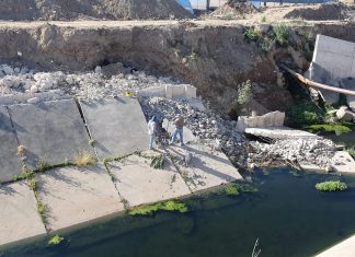 LA MUNICIPALIDAD RETIRA PLACAS DAÑADAS Y ESCOMBROS DEL CANAL YRIGOYEN