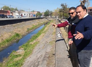 LA MUNICIPALIDAD LIMPIÓ EL CANAL 16 DE SEPTIEMBRE EN VILLA SAN ANTONIO
