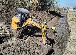 LA MUNICIPALIDAD LIMPIÓ EL CANAL DEL BARRIO BICENTENARIO