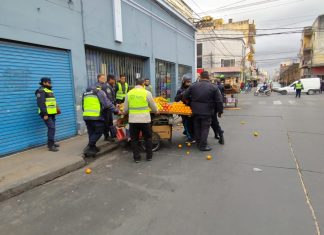 TRAS EL GRAVE ENFRENTAMIENTO ENTRE FRUTEROS, LEVANTARON LOS CARROS DEL CALLE ITUZAINGÓ