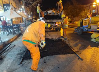 SE EFECTUARON TRABAJOS DE BACHEO NOCTURNO EN LA CALLE BALCARCE