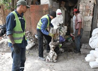 LA MUNICIPALIDAD INICIÓ LA LIMPIEZA EN LA VIVIENDA DE UN ACUMULADOR DE RESIDUOS