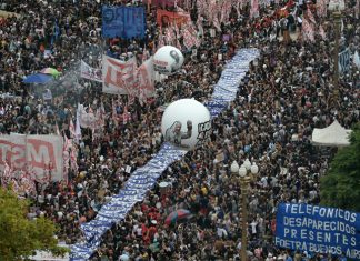 UNAS 400.000 PERSONAS MARCHARON A PLAZA DE MAYO