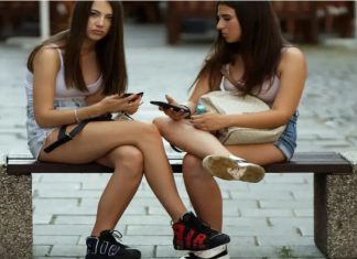 PANTALLAS LLENAS, VIDAS VACÍAS DE LOS ADOLESCENTES