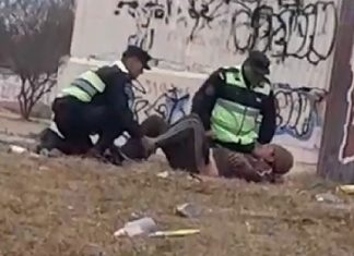 DOS BESTIALES POLICÍAS GOLPEARON A UN HOMBRE EN SITUACIÓN DE CALLE SIN NINGÚN MOTIVO
