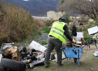 LA MUNICIPALIDAD REALIZA TAREAS DE LIMPIEZA EN EL CANAL TINKUNAKU
