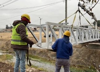 INSTALARON UNA NUEVA PASARELA PEATONAL EN EL BARRIO UNIVERSIDAD CATÓLICA