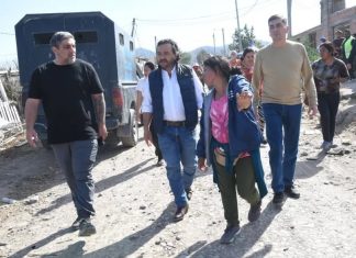 EN BARRIO AMPLIACIÓN 20 DE JUNIO, EL GOBERNADOR COORDINÓ LA ASISTENCIA A LAS FAMILIAS DAMNIFICADAS POR EL FUEGO