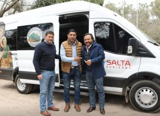 EL GOBIERNO PROVINCIAL CONTINÚA RENOVANDO LA FLOTA VEHICULAR DE LOS MUNICIPIOS CON LA ENTREGA DE UNA MINIBÚS OKM PARA LA CANDELARIA