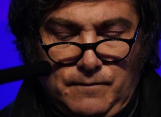 LA FÓRMULA DE LA DERROTA: SOBERBIA, INSULTOS, MOTOSIERRA A LA DISCAPACIDAD Y LA SALUD… Y UN TAL GORDO DAN