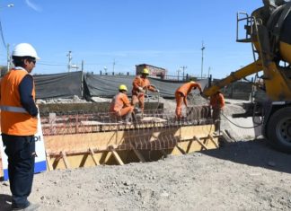 CONSTRUYEN UN PASO VEHICULAR SOBRE EL CANAL PLUVIAL WALTER ADET