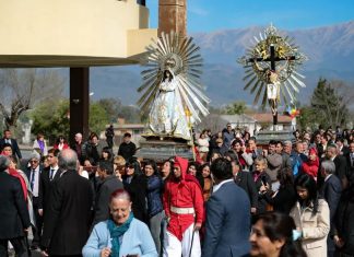 LAS IMÁGENES PEREGRINAS DEL SEÑOR Y LA VIRGEN DEL MILAGRO VISITARON EL CENTRO CÍVICO GRAND BOURG