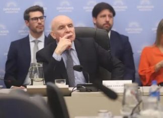 “POR LA ARGENTINA, DOY UN PASO AL COSTADO”