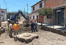 LA MUNICIPALIDAD RECONSTRUYE LA CALZADA EN LA CALLE RÍO SAN LORENZO