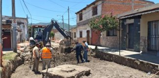 LA MUNICIPALIDAD RECONSTRUYE LA CALZADA EN LA CALLE RÍO SAN LORENZO