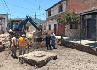 LA MUNICIPALIDAD RECONSTRUYE LA CALZADA EN LA CALLE RÍO SAN LORENZO