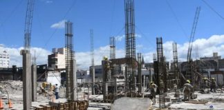 MERCADO SAN MIGUEL: AVANZA LA OBRA DE BASE DE HORMIGÓN SOBRE CALLE URQUIZA