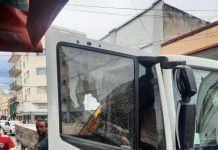 UN CAMIÓN MUNICIPAL FUE AGREDIDO POR UN VENDEDOR DE POCHOCLOS