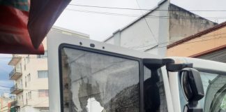 UN CAMIÓN MUNICIPAL FUE AGREDIDO POR UN VENDEDOR DE POCHOCLOS