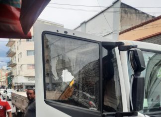 UN CAMIÓN MUNICIPAL FUE AGREDIDO POR UN VENDEDOR DE POCHOCLOS