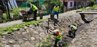 LA MUNICIPALIDAD LIMPIÓ EL CANAL TINEO PARA PREVENIR ANEGAMIENTOS EN LA ZONA