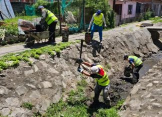 LA MUNICIPALIDAD LIMPIÓ EL CANAL TINEO PARA PREVENIR ANEGAMIENTOS EN LA ZONA
