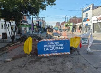 CORTE TOTAL DE EMERGENCIA EN AV. JUJUY POR DAÑOS PROVOCADOS POR UNA PÉRDIDA DE AGUAS DEL NORTE