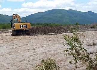 EL INTENDENTE SUMBAY Y LA PROVINCIA EVALUARON LA SITUACIÓN Y YA TRABAJAN 5 MÁQUINAS PESADAS EN EL SUR DE LA CALDERA