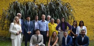 VISITA DE SANTILLI A SALTA: REUNIÓN CON SÁENZ Y FOTO CON UNA EMILIA OROZCO DE CARTÓN