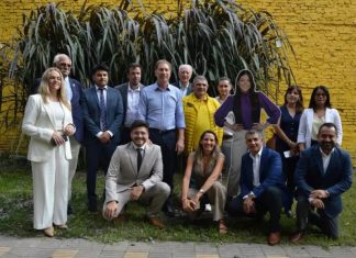 VISITA DE SANTILLI A SALTA: REUNIÓN CON SÁENZ Y FOTO CON UNA EMILIA OROZCO DE CARTÓN