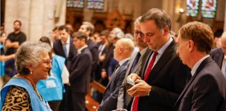 PAPELONES DE LOS POLÍTICOS DURANTE LA MISA DE HOMENAJE AL PAPA FRANCISCO