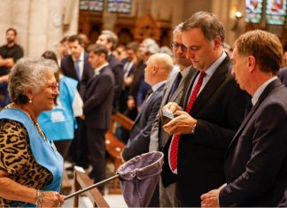 PAPELONES DE LOS POLÍTICOS DURANTE LA MISA DE HOMENAJE AL PAPA FRANCISCO