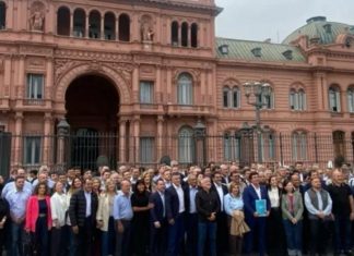 HISTÓRICO: INTENDENTES DE TODO EL PAÍS MARCHARON POR LA ASFIXIA FINANCIERA A MUNICIPIOS