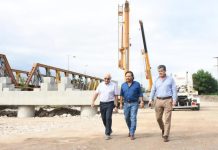 COMENZÓ EL MONTAJE DE VIGAS DEL NUEVO PUENTE SOBRE EL RÍO VAQUEROS: SÁENZ RECORRIÓ LA OBRA
