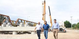 COMENZÓ EL MONTAJE DE VIGAS DEL NUEVO PUENTE SOBRE EL RÍO VAQUEROS: SÁENZ RECORRIÓ LA OBRA