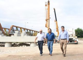 COMENZÓ EL MONTAJE DE VIGAS DEL NUEVO PUENTE SOBRE EL RÍO VAQUEROS: SÁENZ RECORRIÓ LA OBRA