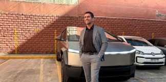 EL PAPELÓN DE MANUEL QUINTAR: OSTENTÓ LLEGANDO CON UN TESLA SIN PATENTE A LA CÁMARA DE DIPUTADOS Y SE LO TERMINARON REMOLCANDO