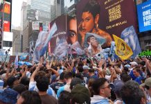 BANDERAZO “ARGENTO” EN TIMES SQUARE ANTES DE LA FINAL