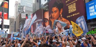 BANDERAZO “ARGENTO” EN TIMES SQUARE ANTES DE LA FINAL