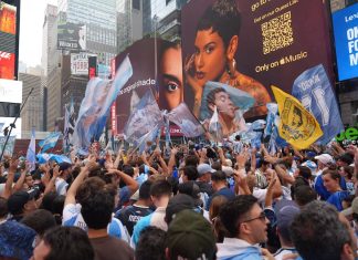 BANDERAZO “ARGENTO” EN TIMES SQUARE ANTES DE LA FINAL