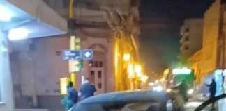 OTRO IRRESPONSABLE AL VOLANTE: CRUZÓ EN ROJO, CHOCÓ A DOS AUTOS Y HUYÓ