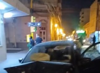 OTRO IRRESPONSABLE AL VOLANTE: CRUZÓ EN ROJO, CHOCÓ A DOS AUTOS Y HUYÓ