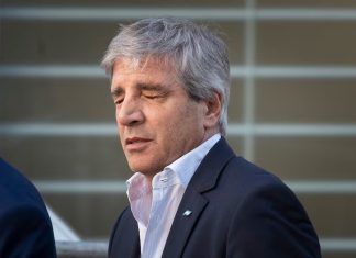 LUIS CAPUTO DESCARTÓ AYUDA PARA LAS FAMILIAS ENDEUDADAS: “ES UN TEMA ENTRE PRIVADOS”