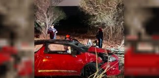 IMPERICIA AL PALO EN SAN LORENZO: CUATRO BORRACHOS VOLCARON Y UNO SALIÓ VOLANDO POR EL PARABRIOSAS DELANTERO