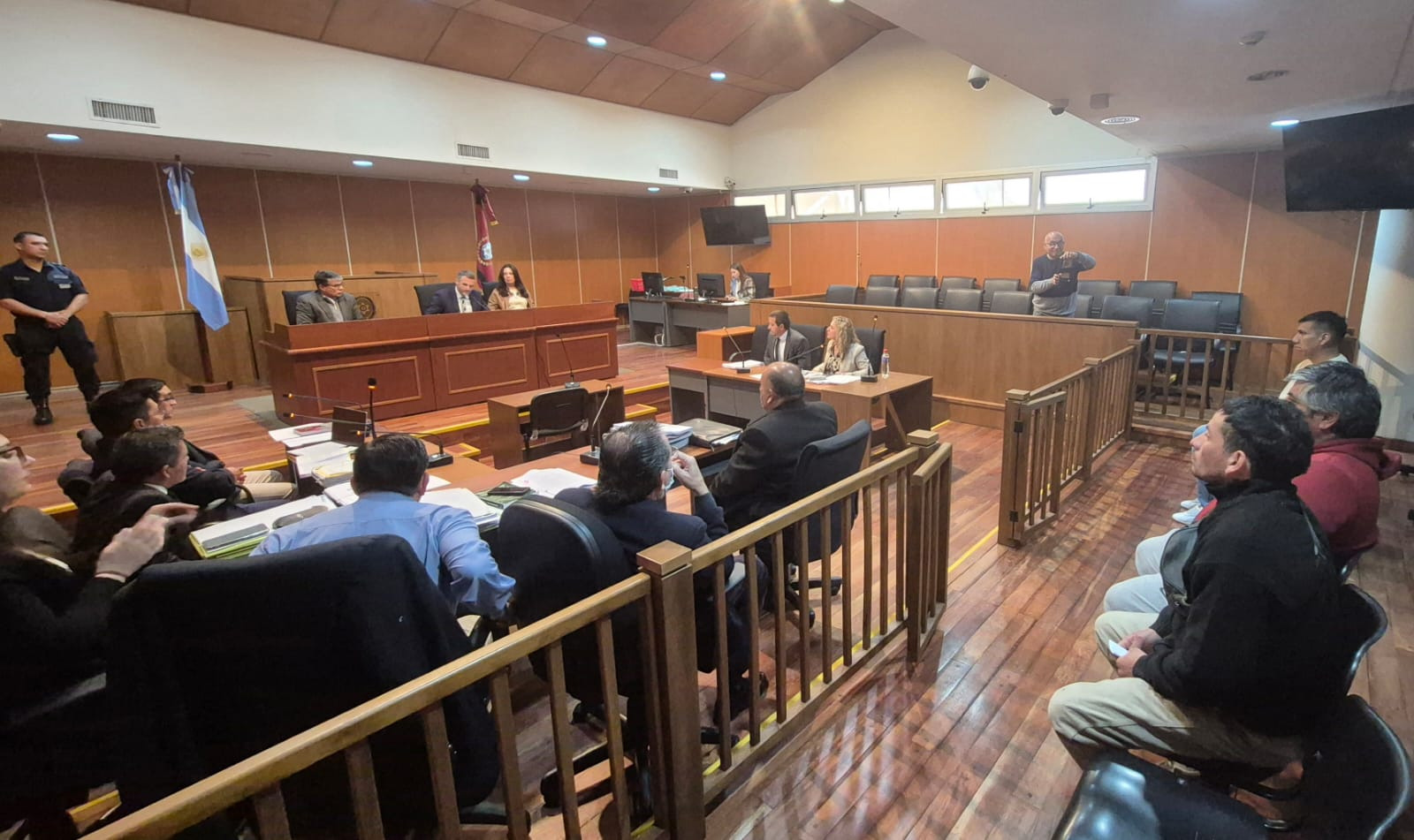 POLICIAS-BRIGADA-SALA-GRANDES-JUICIOS